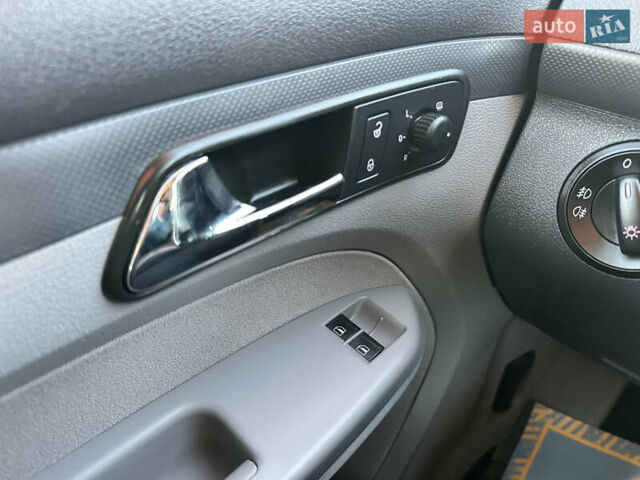 Красный Фольксваген Кадди, объемом двигателя 1.6 л и пробегом 210 тыс. км за 8999 $, фото 84 на Automoto.ua