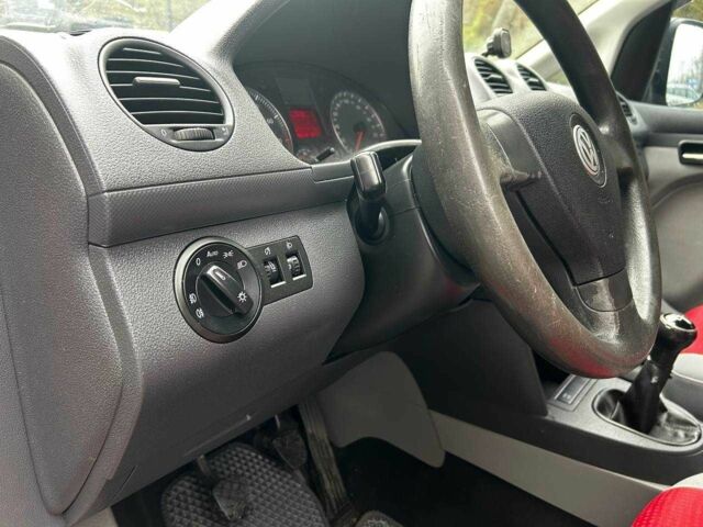 Красный Фольксваген Кадди, объемом двигателя 2 л и пробегом 224 тыс. км за 7000 $, фото 20 на Automoto.ua