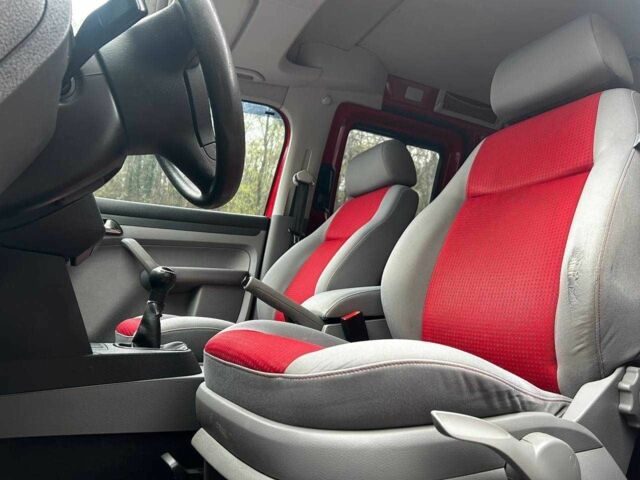 Красный Фольксваген Кадди, объемом двигателя 2 л и пробегом 224 тыс. км за 7000 $, фото 18 на Automoto.ua