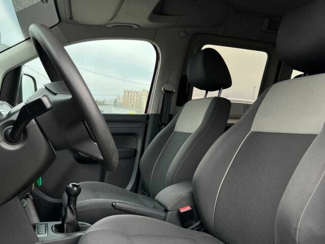 Красный Фольксваген Кадди, объемом двигателя 1.6 л и пробегом 218 тыс. км за 8900 $, фото 6 на Automoto.ua