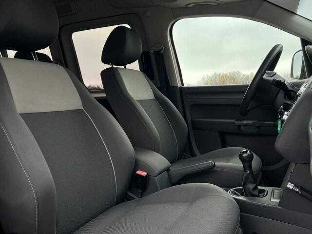 Красный Фольксваген Кадди, объемом двигателя 1.6 л и пробегом 218 тыс. км за 8900 $, фото 14 на Automoto.ua