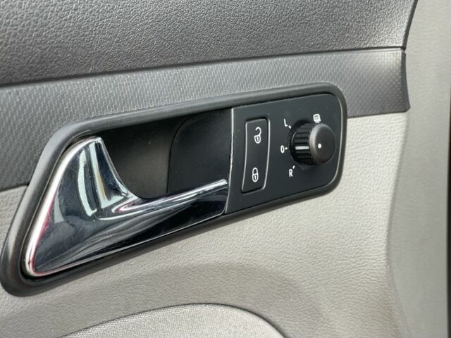 Красный Фольксваген Кадди, объемом двигателя 1.6 л и пробегом 206 тыс. км за 7900 $, фото 13 на Automoto.ua