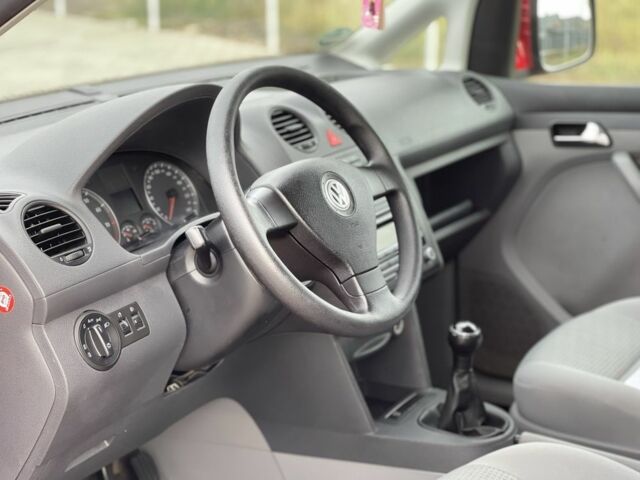 Красный Фольксваген Кадди, объемом двигателя 1.6 л и пробегом 206 тыс. км за 7900 $, фото 23 на Automoto.ua