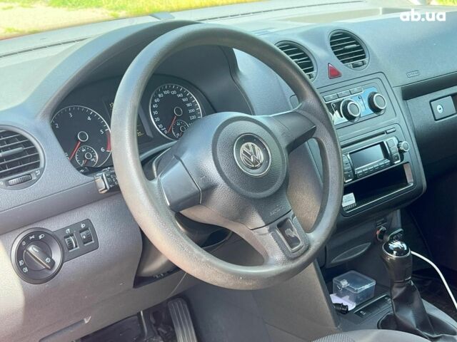 Червоний Фольксваген Кадді, об'ємом двигуна 1.6 л та пробігом 377 тис. км за 9790 $, фото 9 на Automoto.ua