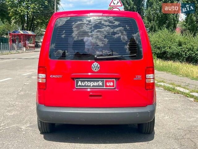 Червоний Фольксваген Кадді, об'ємом двигуна 1.6 л та пробігом 377 тис. км за 9790 $, фото 4 на Automoto.ua