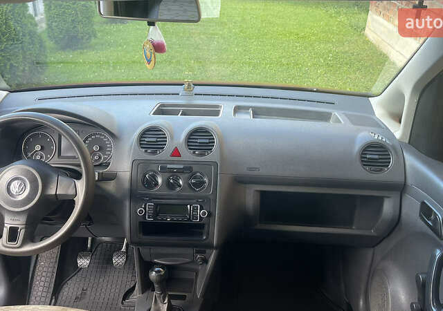 Червоний Фольксваген Кадді, об'ємом двигуна 1.6 л та пробігом 220 тис. км за 8500 $, фото 5 на Automoto.ua
