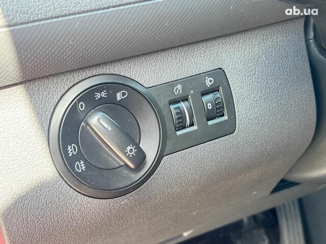 Червоний Фольксваген Кадді, об'ємом двигуна 1.6 л та пробігом 377 тис. км за 9790 $, фото 10 на Automoto.ua