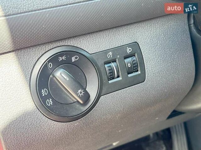 Червоний Фольксваген Кадді, об'ємом двигуна 1.6 л та пробігом 377 тис. км за 9790 $, фото 11 на Automoto.ua