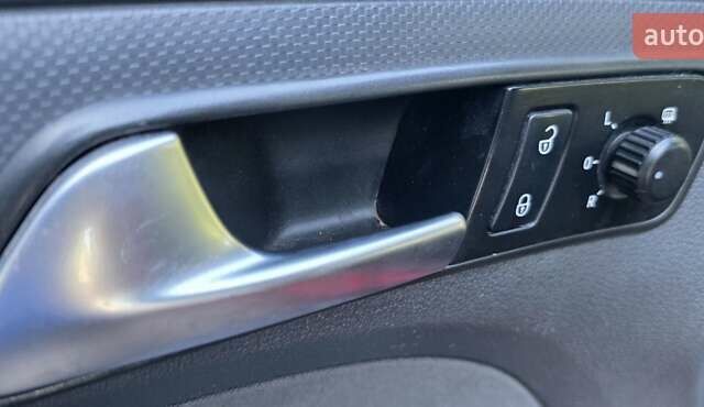 Червоний Фольксваген Кадді, об'ємом двигуна 1.6 л та пробігом 261 тис. км за 12500 $, фото 15 на Automoto.ua