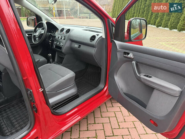 Красный Фольксваген Кадди, объемом двигателя 1.6 л и пробегом 241 тыс. км за 12700 $, фото 53 на Automoto.ua
