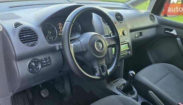 Червоний Фольксваген Кадді, об'ємом двигуна 1.6 л та пробігом 261 тис. км за 12500 $, фото 12 на Automoto.ua