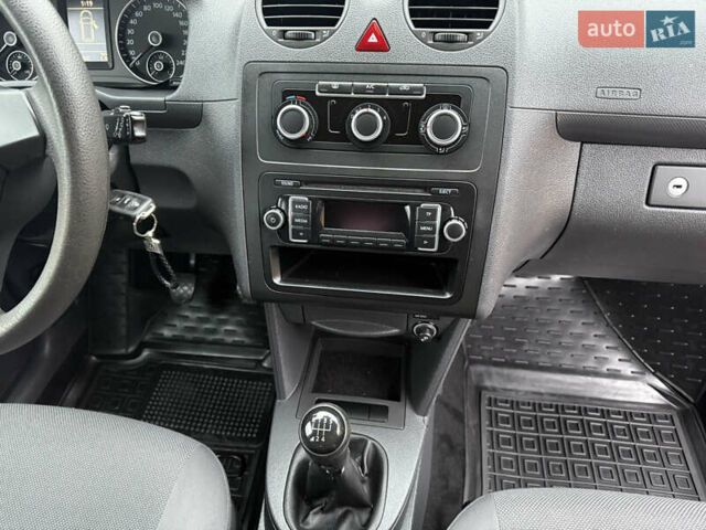 Красный Фольксваген Кадди, объемом двигателя 1.6 л и пробегом 241 тыс. км за 12700 $, фото 46 на Automoto.ua