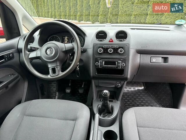 Красный Фольксваген Кадди, объемом двигателя 1.6 л и пробегом 241 тыс. км за 12700 $, фото 48 на Automoto.ua
