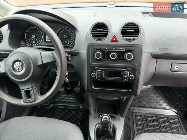 Красный Фольксваген Кадди, объемом двигателя 1.6 л и пробегом 241 тыс. км за 12700 $, фото 43 на Automoto.ua