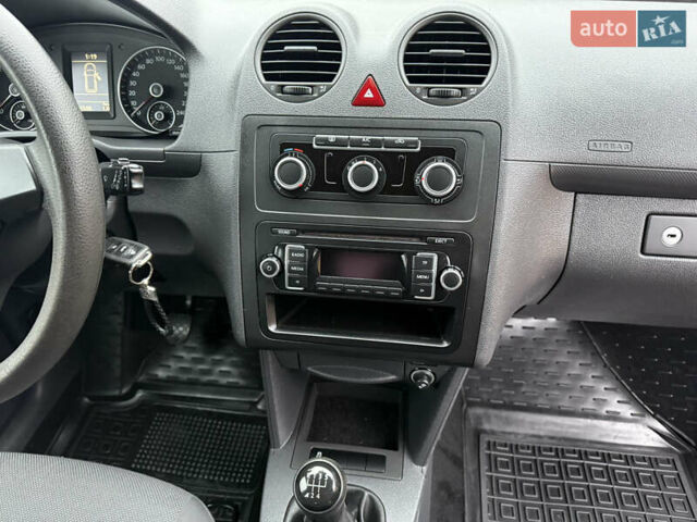 Красный Фольксваген Кадди, объемом двигателя 1.6 л и пробегом 241 тыс. км за 12700 $, фото 51 на Automoto.ua