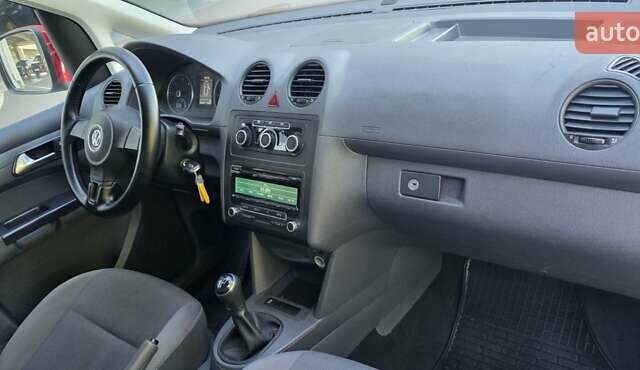 Червоний Фольксваген Кадді, об'ємом двигуна 1.6 л та пробігом 261 тис. км за 12500 $, фото 13 на Automoto.ua