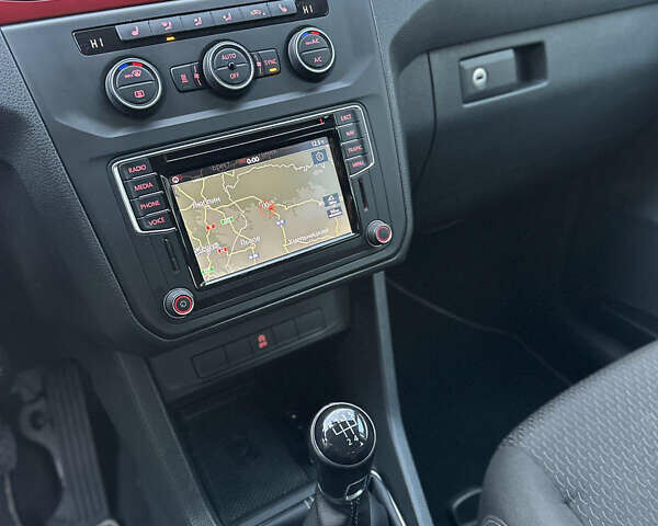 Красный Фольксваген Кадди, объемом двигателя 2 л и пробегом 246 тыс. км за 15950 $, фото 43 на Automoto.ua