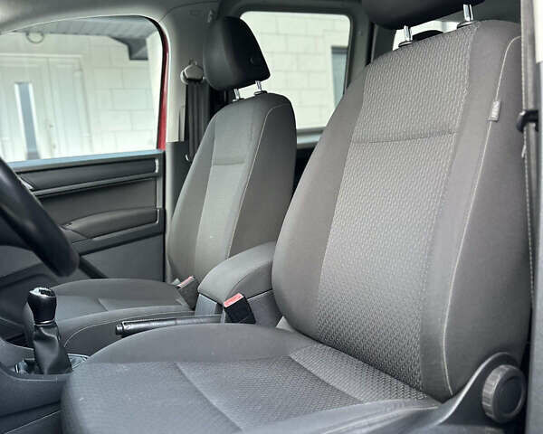 Красный Фольксваген Кадди, объемом двигателя 2 л и пробегом 246 тыс. км за 15950 $, фото 53 на Automoto.ua