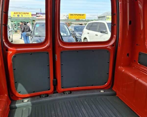 Красный Фольксваген Кадди, объемом двигателя 1.97 л и пробегом 184 тыс. км за 17700 $, фото 27 на Automoto.ua