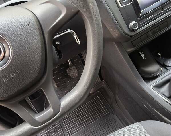 Красный Фольксваген Кадди, объемом двигателя 1.97 л и пробегом 184 тыс. км за 17700 $, фото 15 на Automoto.ua