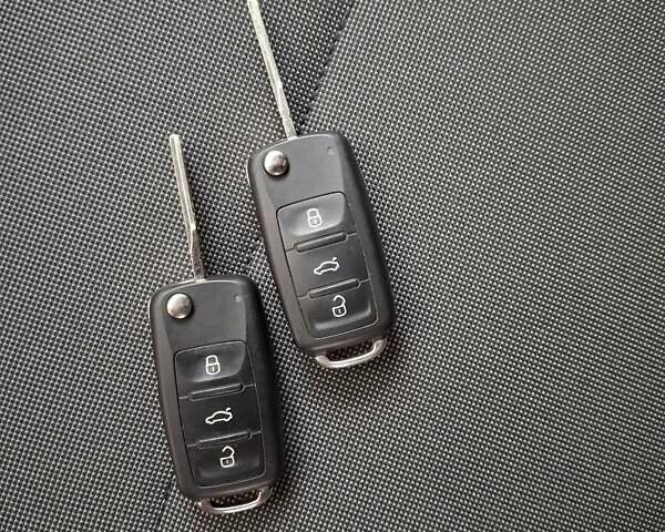 Красный Фольксваген Кадди, объемом двигателя 1.97 л и пробегом 184 тыс. км за 17700 $, фото 12 на Automoto.ua