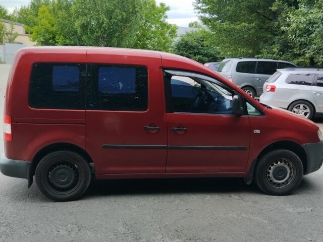 Красный Фольксваген Кадди, объемом двигателя 1.6 л и пробегом 405 тыс. км за 4900 $, фото 3 на Automoto.ua