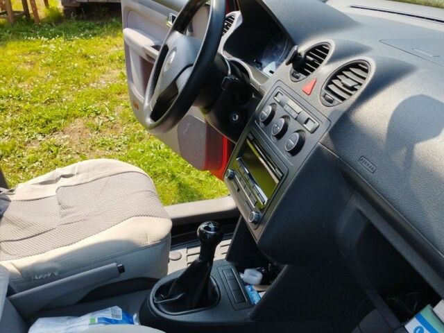 Красный Фольксваген Кадди, объемом двигателя 1.4 л и пробегом 297 тыс. км за 5900 $, фото 4 на Automoto.ua