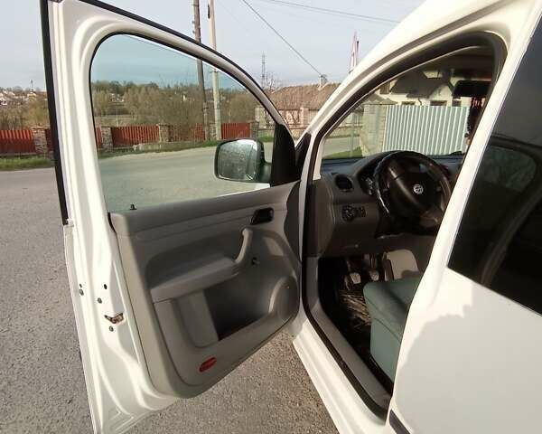 Білий Фольксваген Caddy пасс., об'ємом двигуна 2 л та пробігом 300 тис. км за 5100 $, фото 1 на Automoto.ua