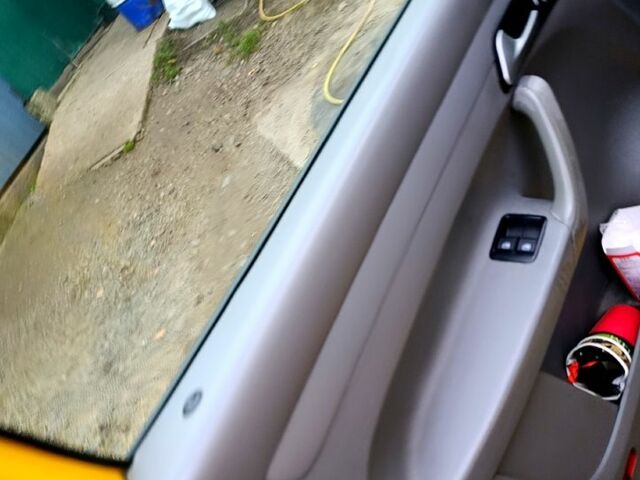 Желтый Фольксваген Кадди, объемом двигателя 2 л и пробегом 308 тыс. км за 3500 $, фото 2 на Automoto.ua