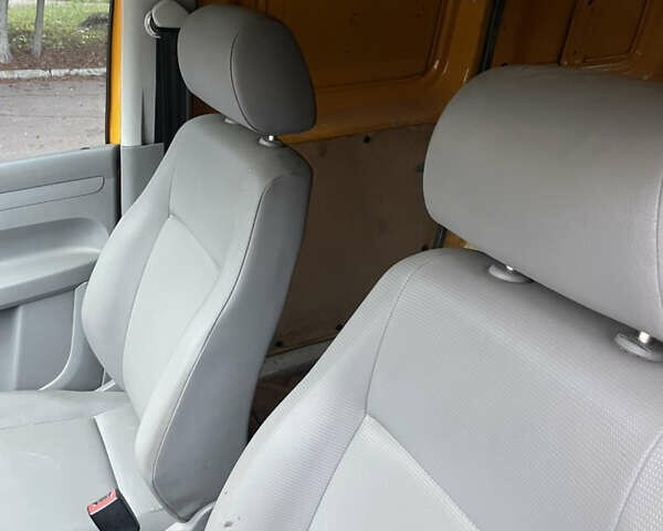 Желтый Фольксваген Кадди, объемом двигателя 1.97 л и пробегом 250 тыс. км за 5000 $, фото 14 на Automoto.ua
