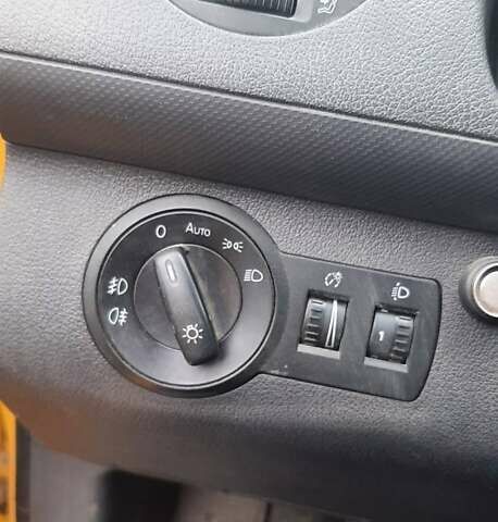 Жовтий Фольксваген Кадді, об'ємом двигуна 1.6 л та пробігом 265 тис. км за 7400 $, фото 8 на Automoto.ua