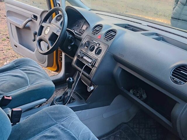 Желтый Фольксваген Кадди, объемом двигателя 2 л и пробегом 315 тыс. км за 4000 $, фото 1 на Automoto.ua