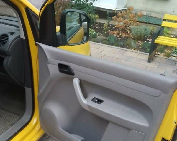 Желтый Фольксваген Кадди, объемом двигателя 1.97 л и пробегом 204 тыс. км за 4800 $, фото 7 на Automoto.ua