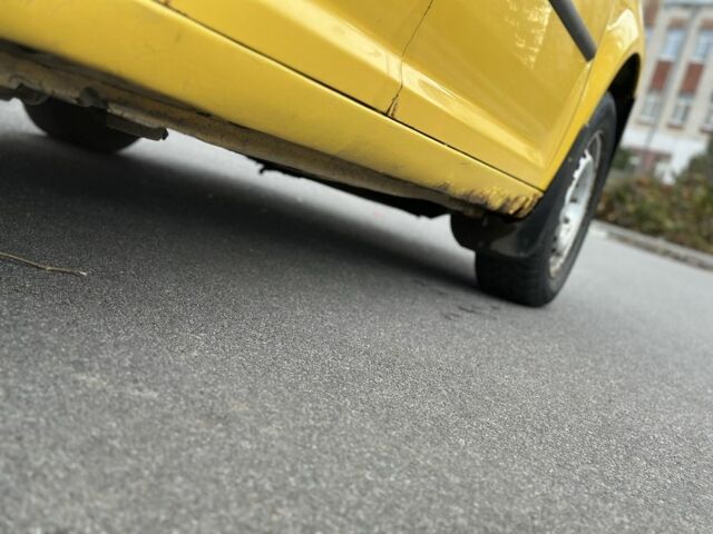 Желтый Фольксваген Кадди, объемом двигателя 2 л и пробегом 200 тыс. км за 3890 $, фото 4 на Automoto.ua