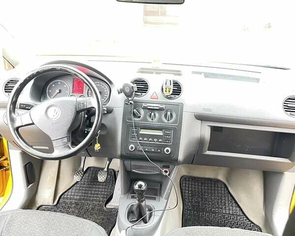 Желтый Фольксваген Кадди, объемом двигателя 1.9 л и пробегом 281 тыс. км за 5300 $, фото 7 на Automoto.ua