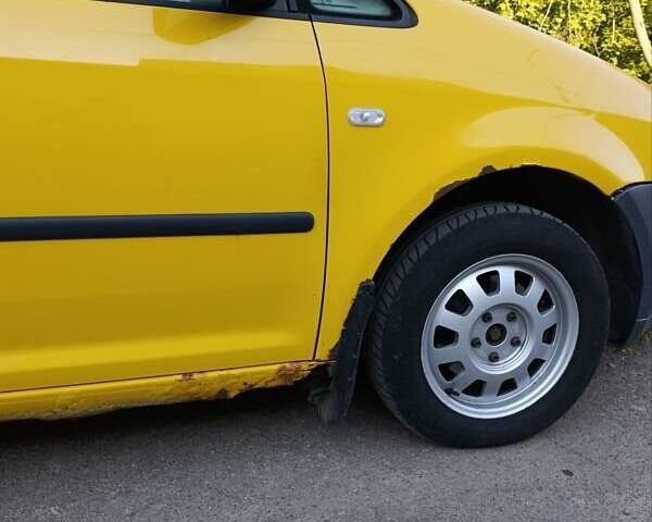 Желтый Фольксваген Кадди, объемом двигателя 1.97 л и пробегом 323 тыс. км за 4000 $, фото 1 на Automoto.ua