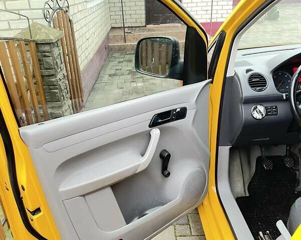 Желтый Фольксваген Кадди, объемом двигателя 1.9 л и пробегом 281 тыс. км за 5300 $, фото 6 на Automoto.ua