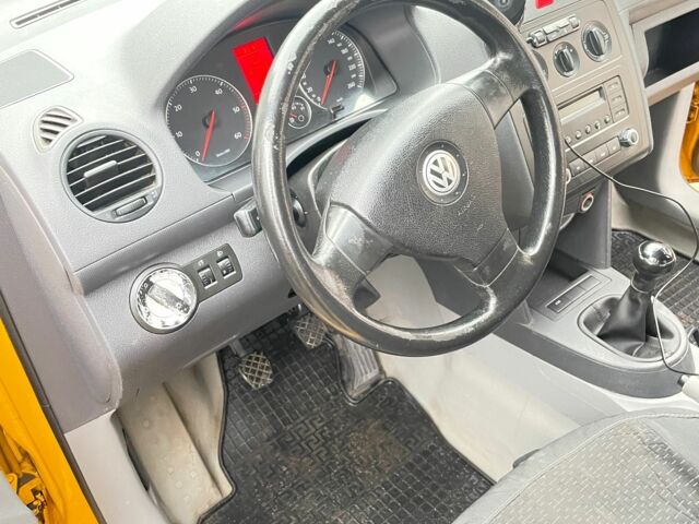 Желтый Фольксваген Кадди, объемом двигателя 1.9 л и пробегом 281 тыс. км за 5300 $, фото 7 на Automoto.ua