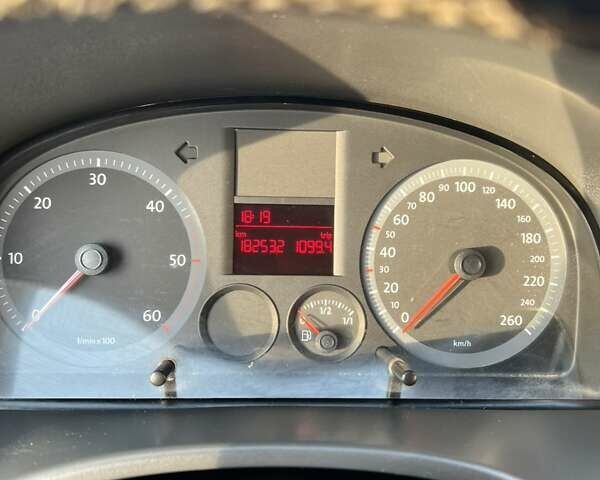 Желтый Фольксваген Кадди, объемом двигателя 1.97 л и пробегом 182 тыс. км за 6300 $, фото 7 на Automoto.ua