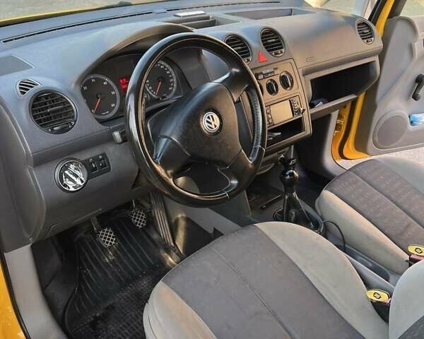 Желтый Фольксваген Кадди, объемом двигателя 1.97 л и пробегом 182 тыс. км за 6300 $, фото 8 на Automoto.ua