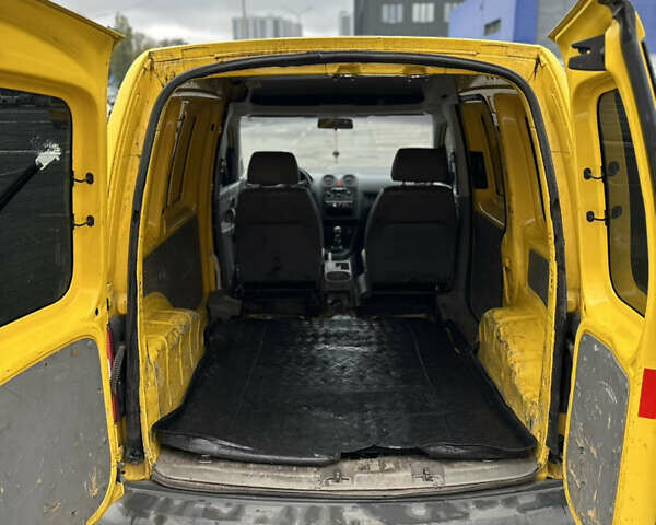 Желтый Фольксваген Кадди, объемом двигателя 1.97 л и пробегом 350 тыс. км за 3700 $, фото 4 на Automoto.ua