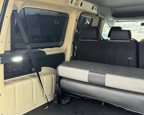 Жовтий Фольксваген Кадді, об'ємом двигуна 1.6 л та пробігом 263 тис. км за 9000 $, фото 12 на Automoto.ua