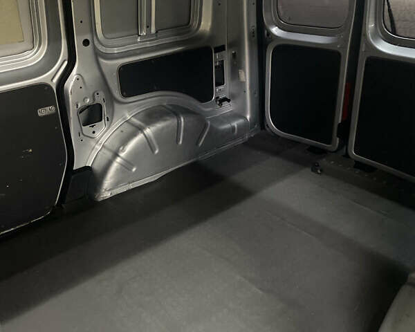 Сірий Фольксваген Кадді, об'ємом двигуна 1.6 л та пробігом 246 тис. км за 8200 $, фото 5 на Automoto.ua