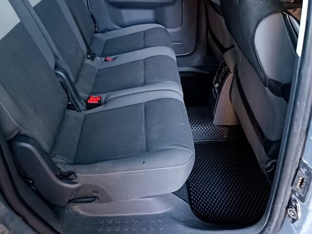 Серый Фольксваген Кадди, объемом двигателя 1.2 л и пробегом 229 тыс. км за 6500 $, фото 2 на Automoto.ua