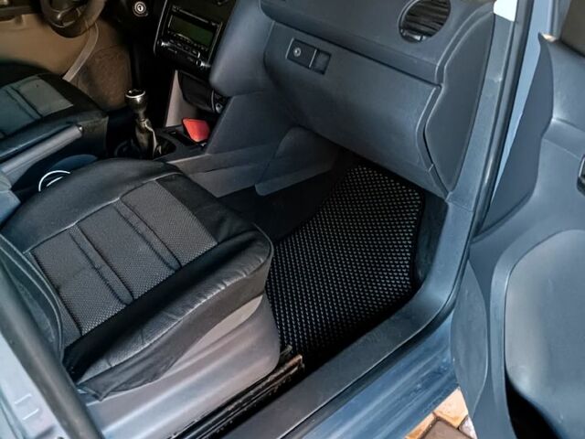 Серый Фольксваген Кадди, объемом двигателя 1.2 л и пробегом 229 тыс. км за 6500 $, фото 1 на Automoto.ua