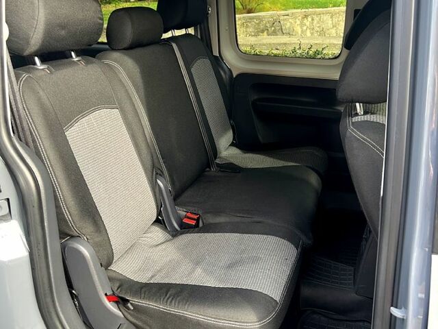 Серый Фольксваген Кадди, объемом двигателя 1.6 л и пробегом 260 тыс. км за 13000 $, фото 8 на Automoto.ua