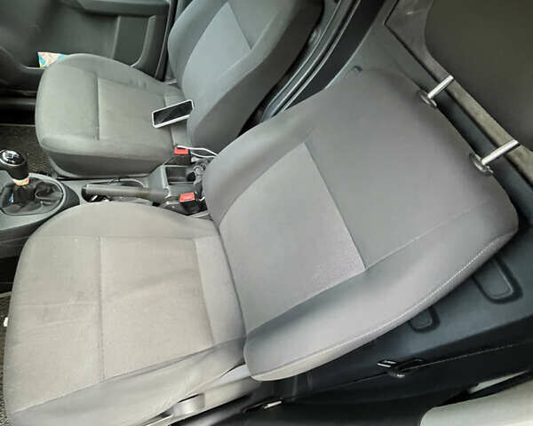 Серый Фольксваген Кадди, объемом двигателя 1.6 л и пробегом 280 тыс. км за 8200 $, фото 5 на Automoto.ua