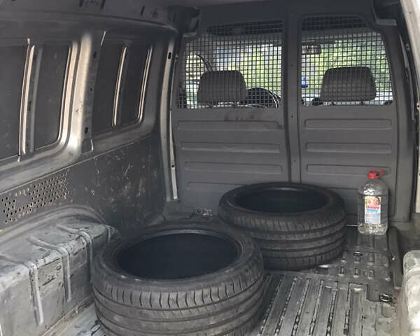 Серый Фольксваген Кадди, объемом двигателя 2 л и пробегом 430 тыс. км за 4599 $, фото 7 на Automoto.ua