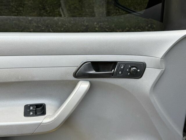 Серый Фольксваген Кадди, объемом двигателя 1.9 л и пробегом 411 тыс. км за 5000 $, фото 5 на Automoto.ua