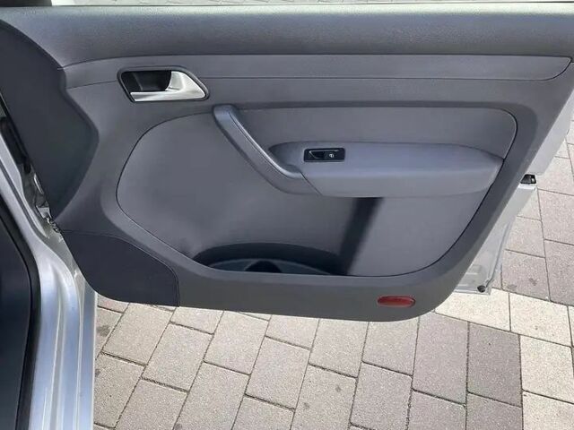 Фольксваген Кадди 2015 в Виноградове на Automoto.ua Серый Фольксваген Кадди, объемом двигателя 1.6 л и пробегом 299 тыс. км за 11000 $, фото 16 на Automoto.ua